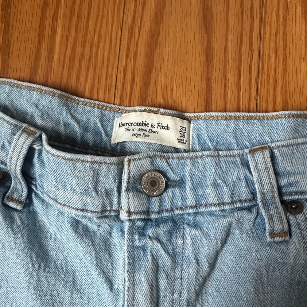 Abercrombie & Fitch Light Blue Jean High Rise Mom Shorts Sz 16 - Picture 2 of 3